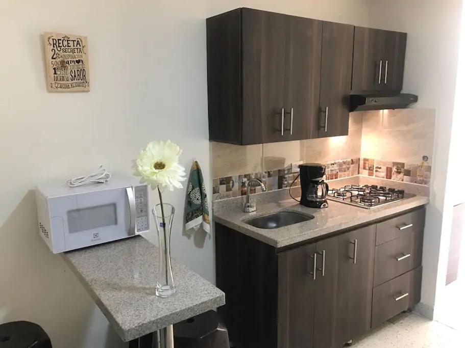 Casa Estadio Medellin ! Apartamentos Renovados En Excelente Ubicacion Laureles Estadio Esterno foto